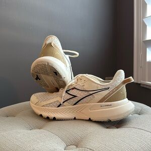 Women's running shoes Diadora Mythos B Volo 3 size 8.5 LIKE NEW